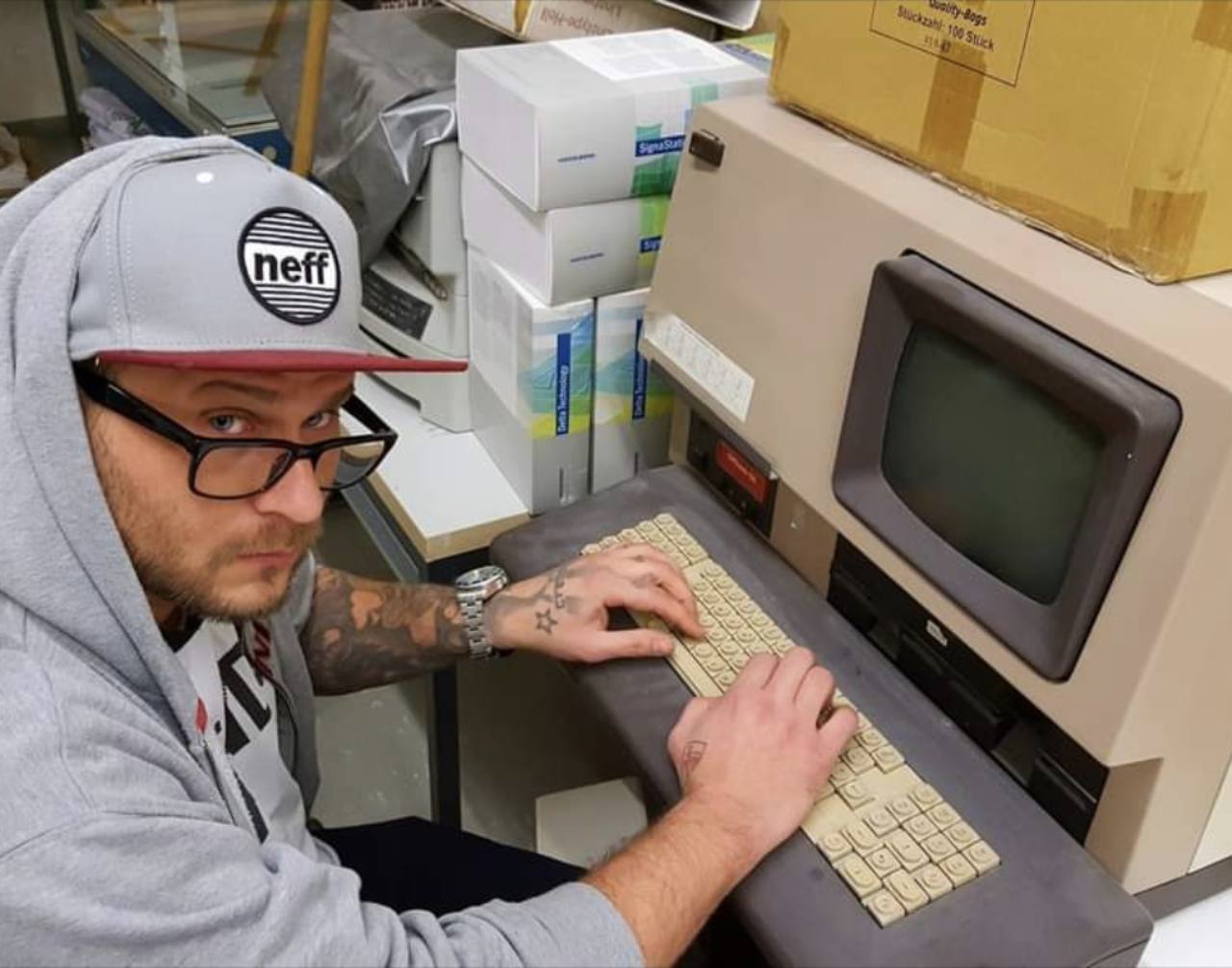 Tobias Jäger an einem alten Computer mit Röhrenmonitor und Tastatur